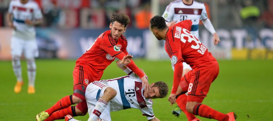 ĐỘI HÌNH DỰ KIẾN: Bayer Leverkusen: Lukas Hradecky, Jonathan Glao Tah, Sven Bender, Aleksandar Dragovic, Nadiem Amiri, Julian Baumgartlinger, Carlos Mariano Aranguiz Sandoval, Daley Sinkgraven, Florian Wirtz, Kai Havertz, Bailey. Bayern Munich: Manuel Neuer, Alphonso Davies, Lucas Hernandez, David Alaba, Benjamin Pavard, Leon Goretzka, Joshua Kimmich, Serge Gnabry, Thomas Muller, Kingsley Coman, Robert Lewandowski. Dự đoán: Bayer Leverkusen 2-2 Bayern Munich Pick: Bayer Leverkusen +1 1/4, FT Over 3 1/2
